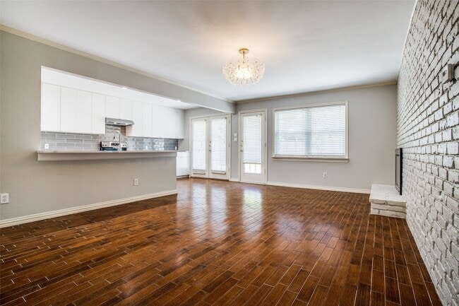 Building Photo - 702 Melrose Dr