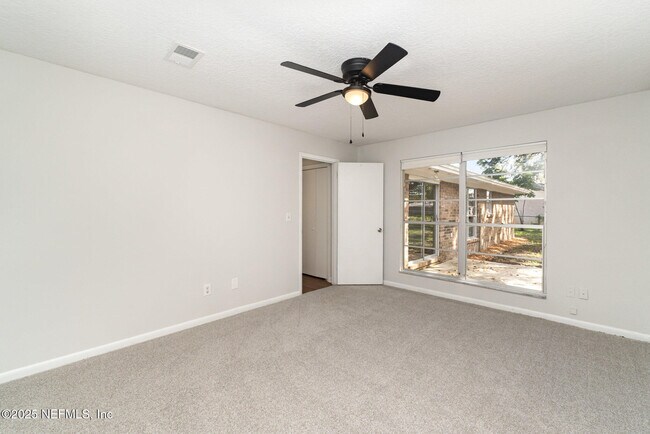 Building Photo - 2805 Stagecoach Dr