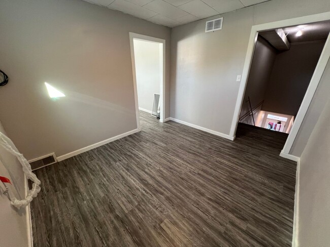 Building Photo - 2 Bedroom 1 Bath Private Apartment Above B...