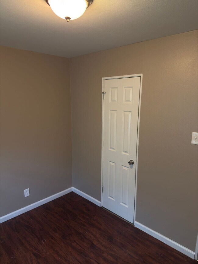 Building Photo - 2033 Bella Clare Dr