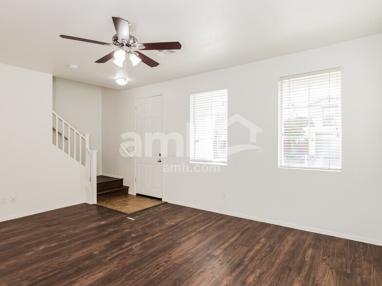 Building Photo - 10010 W Winslow Ave