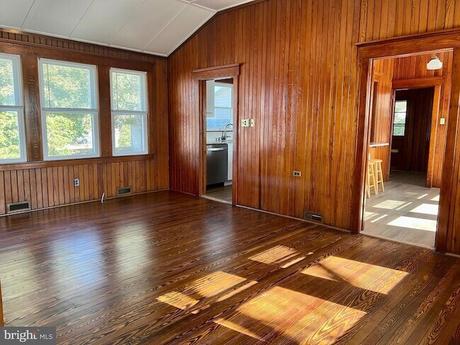 Building Photo - 171 N River Dr