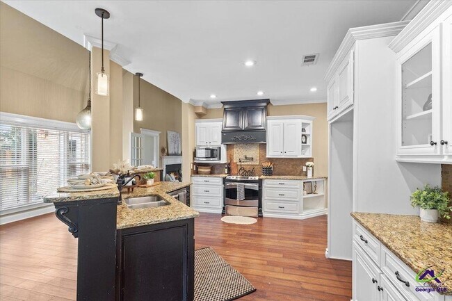 Building Photo - 300 Cheshire Dr