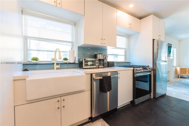 Building Photo - 426 NE 26th St