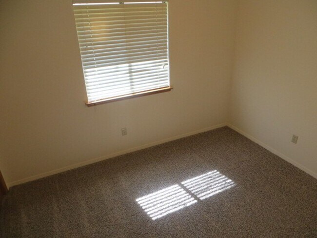 Building Photo - North Fresno Home, 3BR/2BA, Built 1989 - Lots of Amenities!
