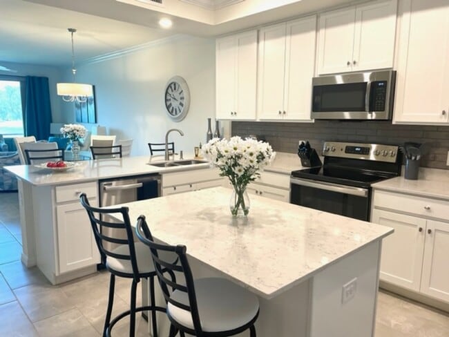 Building Photo - 2/2 MONTHLY RENTAL - GOLF/TENNIS CENTER - LAKEWOOD RANCH AVAILABLE FOR SPRING/ SUMMER!