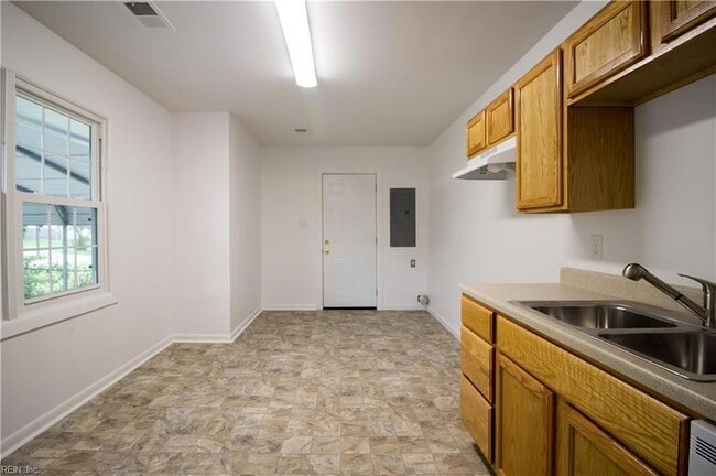 Building Photo - 1343 W 39th St