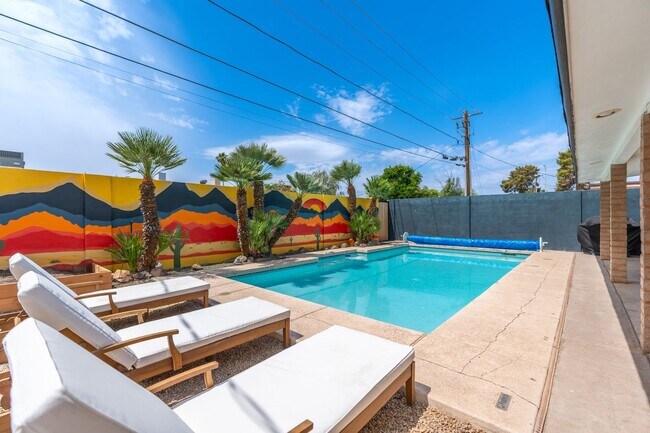 Building Photo - 9 E Del Rio Dr