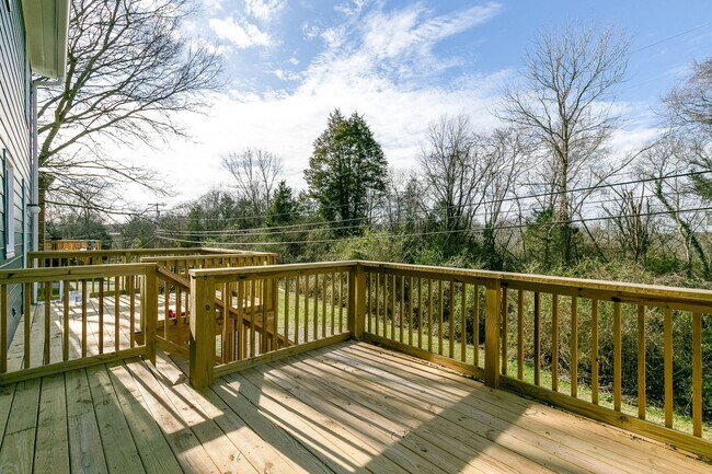 Building Photo - Columbia, TN Two Bedroom Duplex at 1027 Ch...