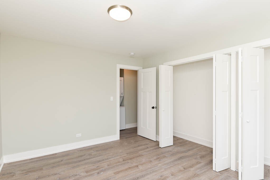 Building Photo - 533 W Surf St