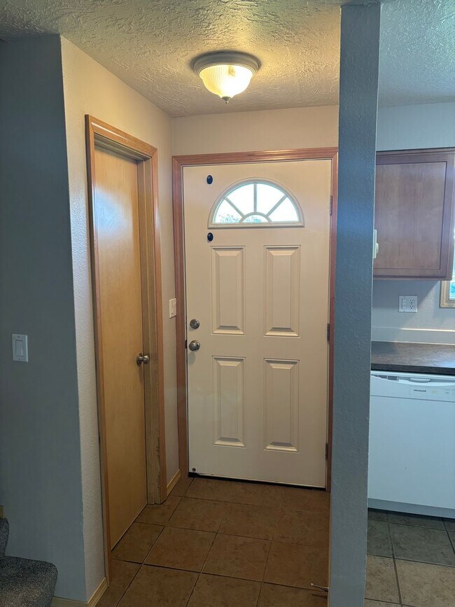 Building Photo - HALF OFF  1ST  FULL  MONTH'S  RENT   Pet-friendly Townhouse Near Parks and Downtown Newberg  Show...