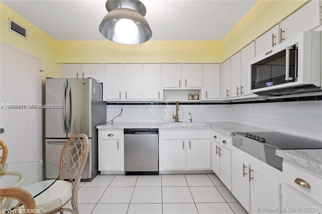 Building Photo - 9341 E Bay Harbor Dr