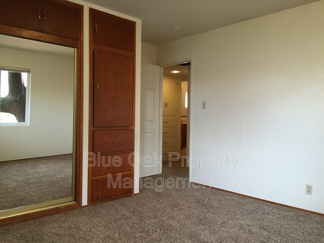 Building Photo - 252 Connors Ave