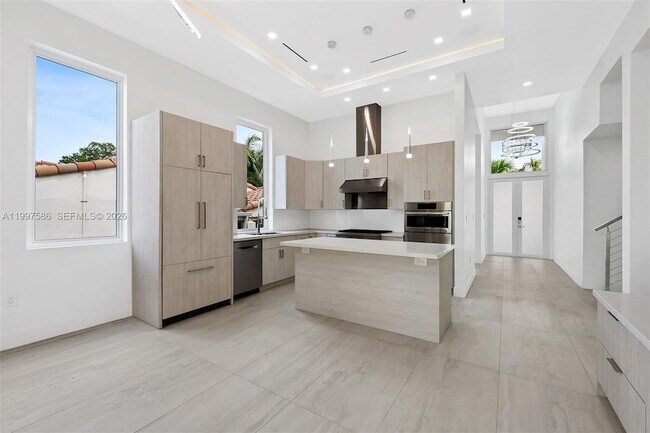 Building Photo - 1615 NE 3rd Ct