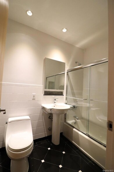 Building Photo - 528 W 46th St