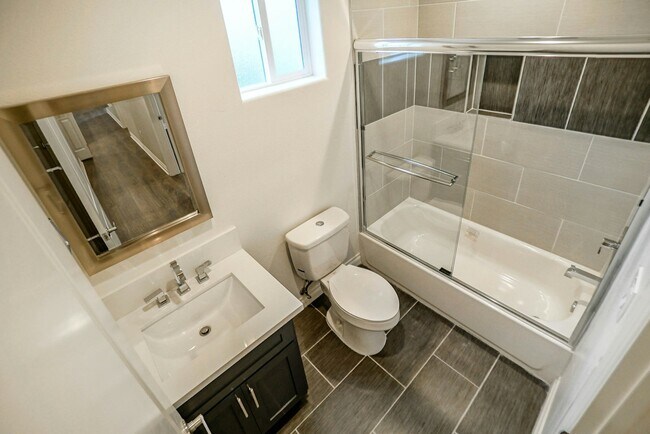 Building Photo - 1118-1118 1/2 W 39th Pl