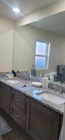 Building Photo - 221 Veranda Rd NW