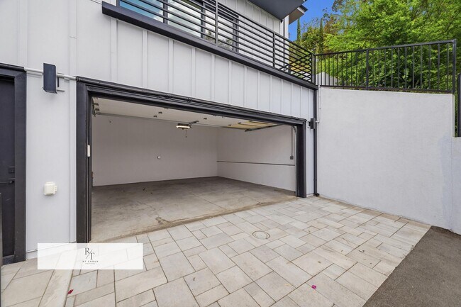 Building Photo - Luxury Modern Living with Stunning LA Skyline Views