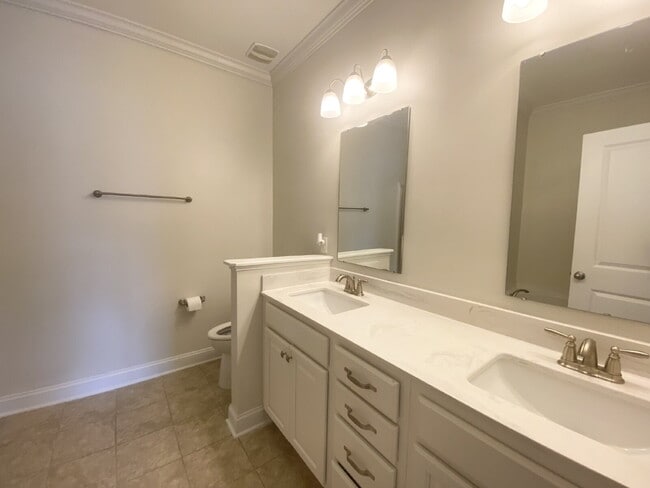 Building Photo - Spacious Three Bedroom Town Home! Located ...
