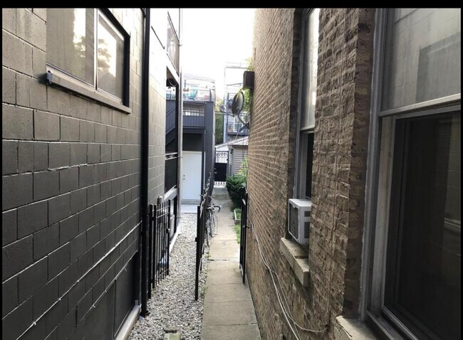 Building Photo - 1014 N Paulina St