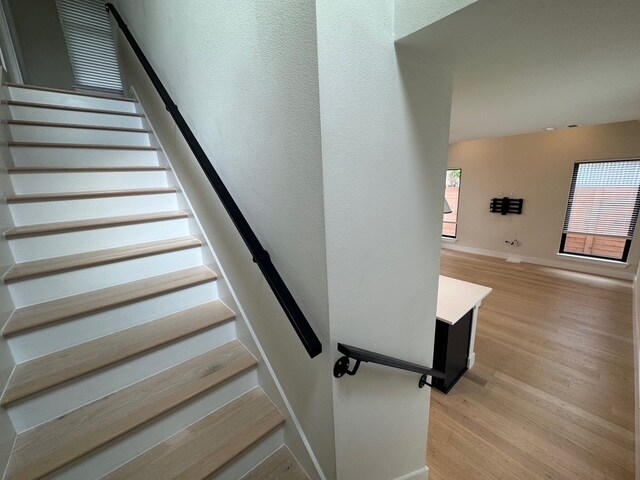 Building Photo - 1101 1/2 Fiesta St