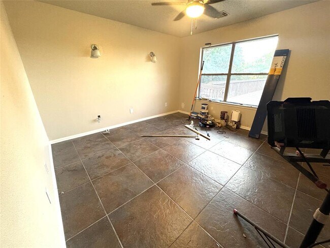 Building Photo - 772 Riverside Dr