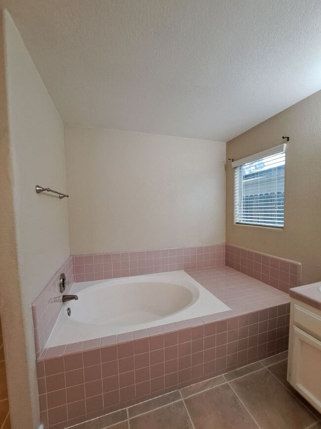 Building Photo - Stunning Large 4 Bedroom Home! Located Near Cedar & Nees!