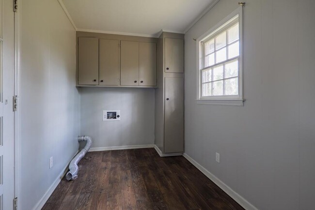 Building Photo - Spacious Brick Home with Modern Finishes i...