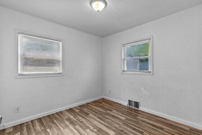 Building Photo - 8817 Blewett Ave