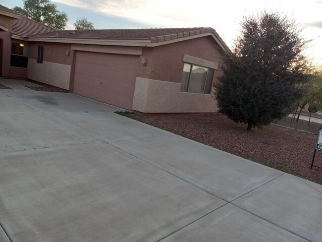Building Photo - Phoenix Split Floor Plan 4 Bedroom + den