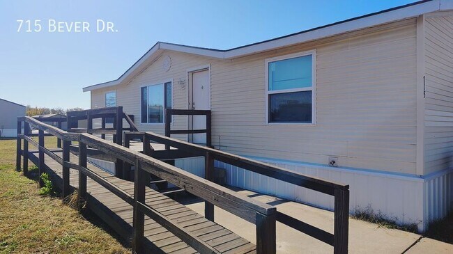Primary Photo - 715 Bever Dr