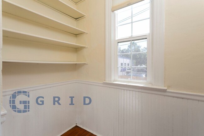 Building Photo - Gorgeous 2 Bedroom Victorian Home!