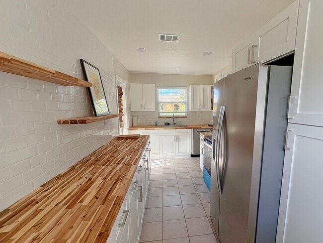 Building Photo - Steps to the Gulf! Spacious 3-Bed, 2 Bath ...