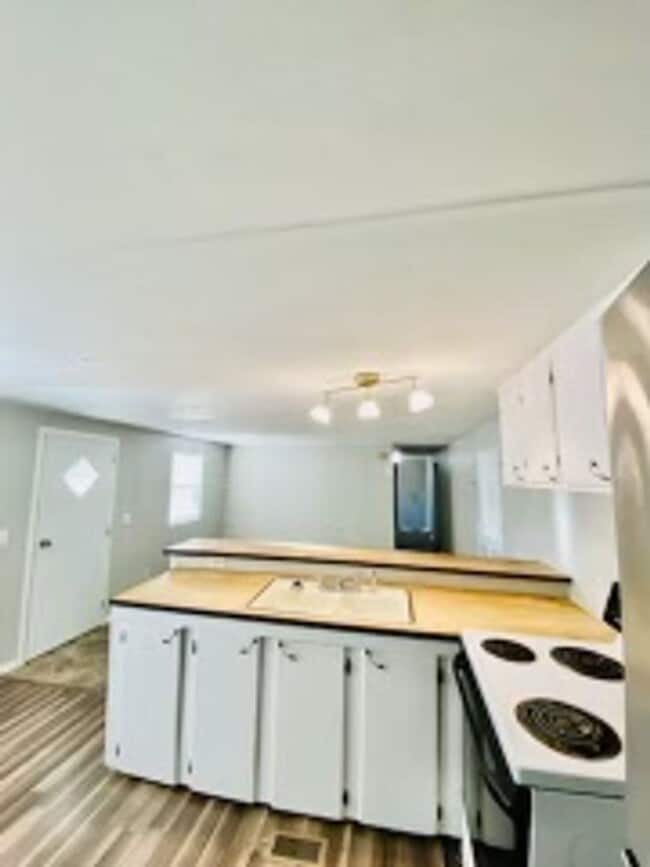 Building Photo - 2 Bedroom, 1 Bathroom - Mobile Home in Nor...