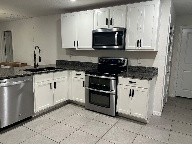 Building Photo - 8465 Bower Bass Cir