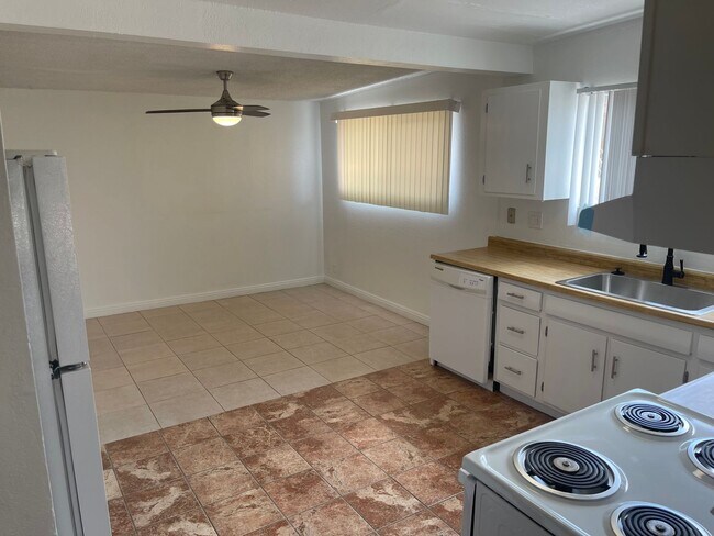 Building Photo - Classic 3Bed/2Bath single story home located near Boulder Highway