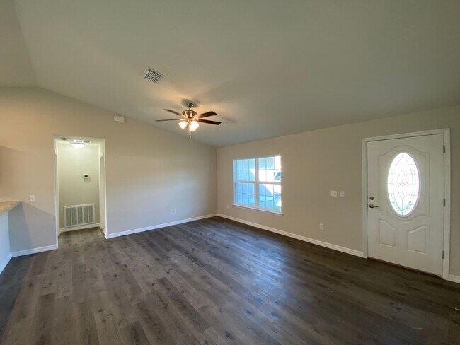 Building Photo - Custom Home - Desirable SE Ocala Neighborhood 3/2/2 **Won't Last**