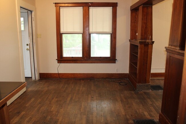 Building Photo - House for rent! 2 kitchens 3 Baths! Close ...