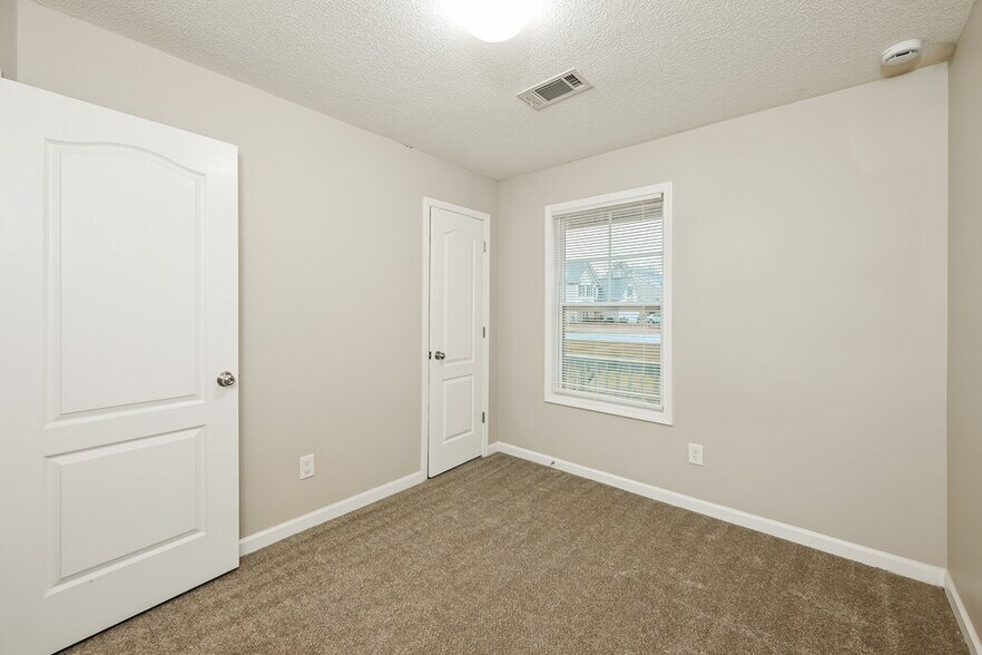 Building Photo - 2120 Crown Park Dr