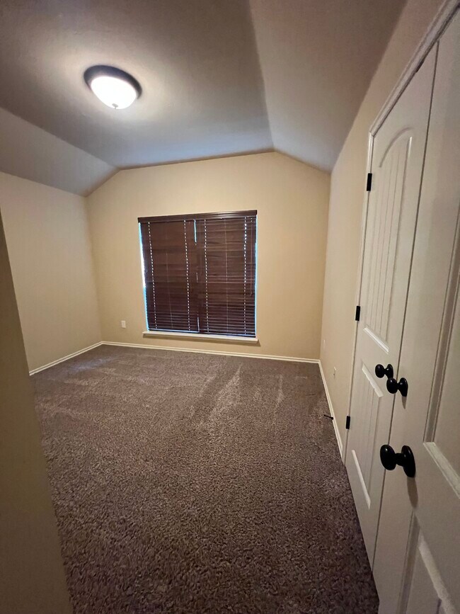 Building Photo - 3814 Kings Canyon Rd