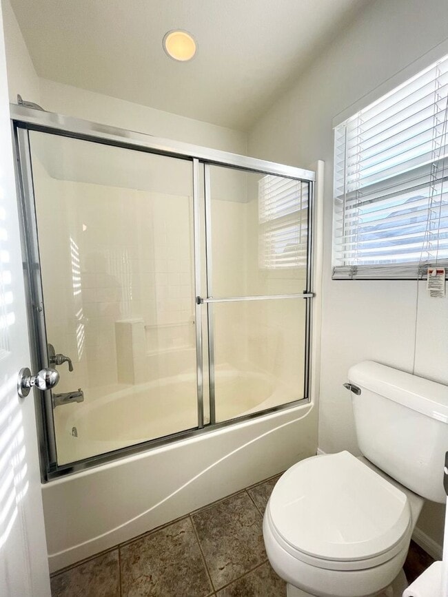 Building Photo - 2 Bedroom 2 Bath Condo with attached garage!