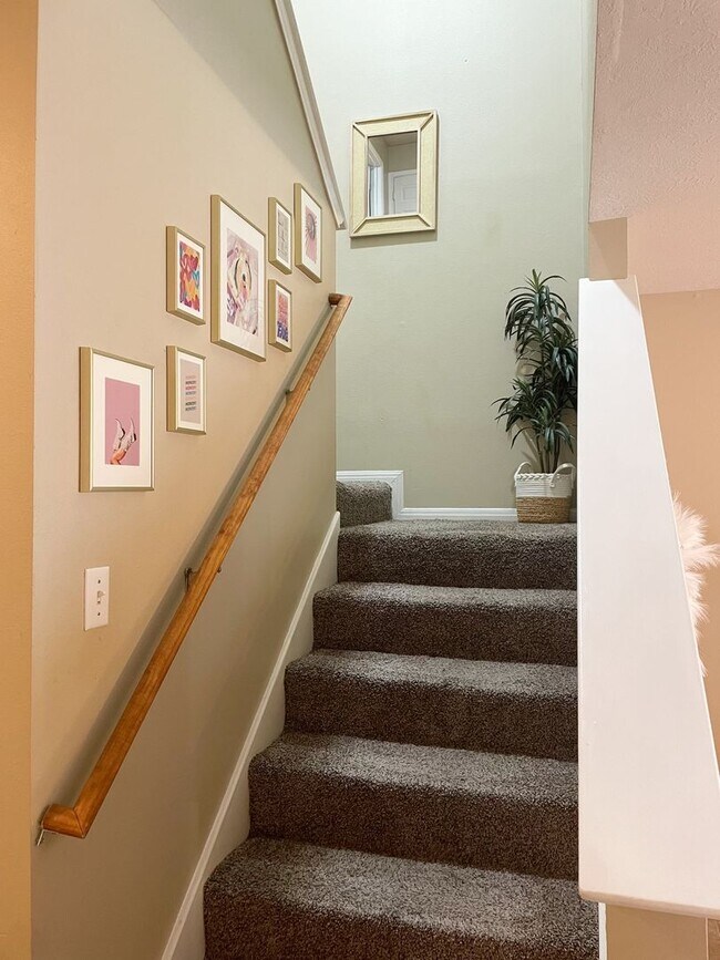 Building Photo - Beautiful 4 Bed, 3 Bath Minutes from Campus!