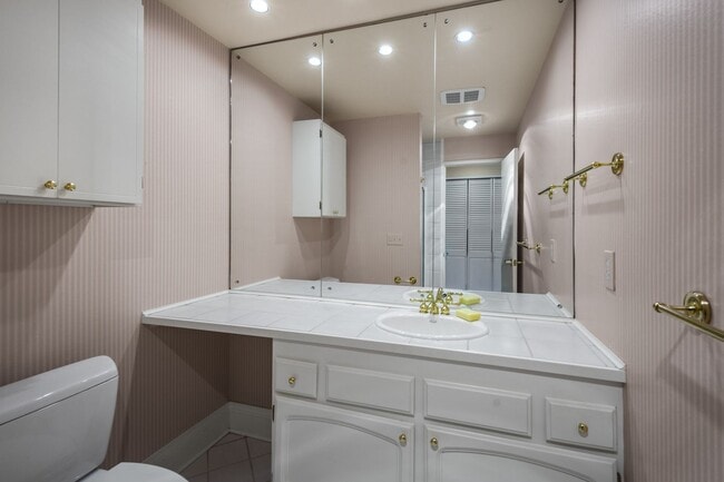 Building Photo - 2bd/1.75ba Bellevue Condo