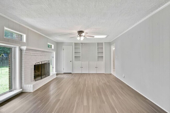 Building Photo - 212 Pinewood Dr