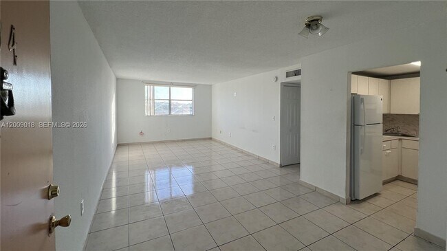 Building Photo - 666 W 81st St