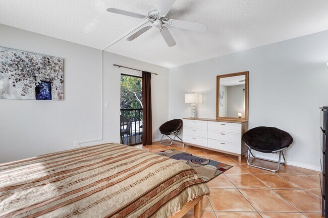 Building Photo - ** PALM RIVER ** 2 BED / 2 BATH - CONDO - NORTH NAPLES - TURNKEY - ANNUAL OR SHORT TERM RENTAL