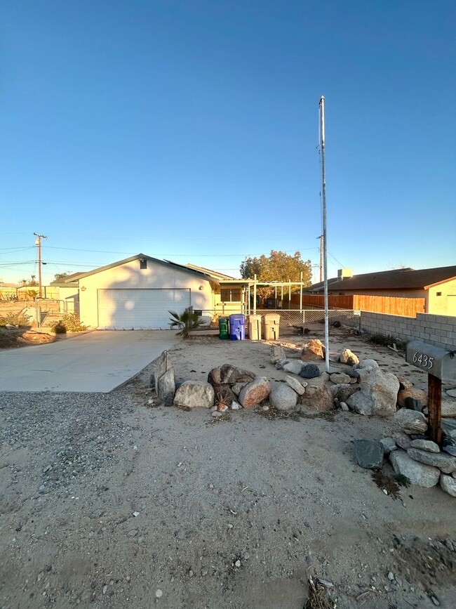 Primary Photo - Charming 3 Bedroom 2 Bathroom Home with Pa...