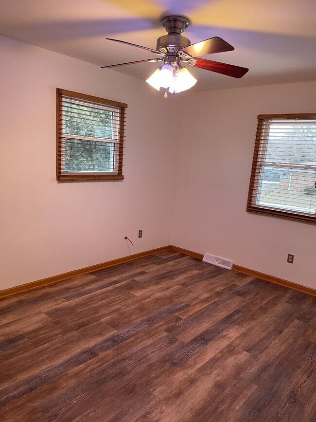 Building Photo - 9221-9223 W Morgan Ave - 9223