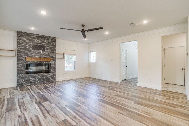 Building Photo - Beautiful New Build in Heart of Fort Worth!