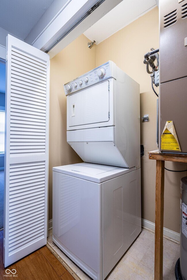 Building Photo - 234 E 9th St